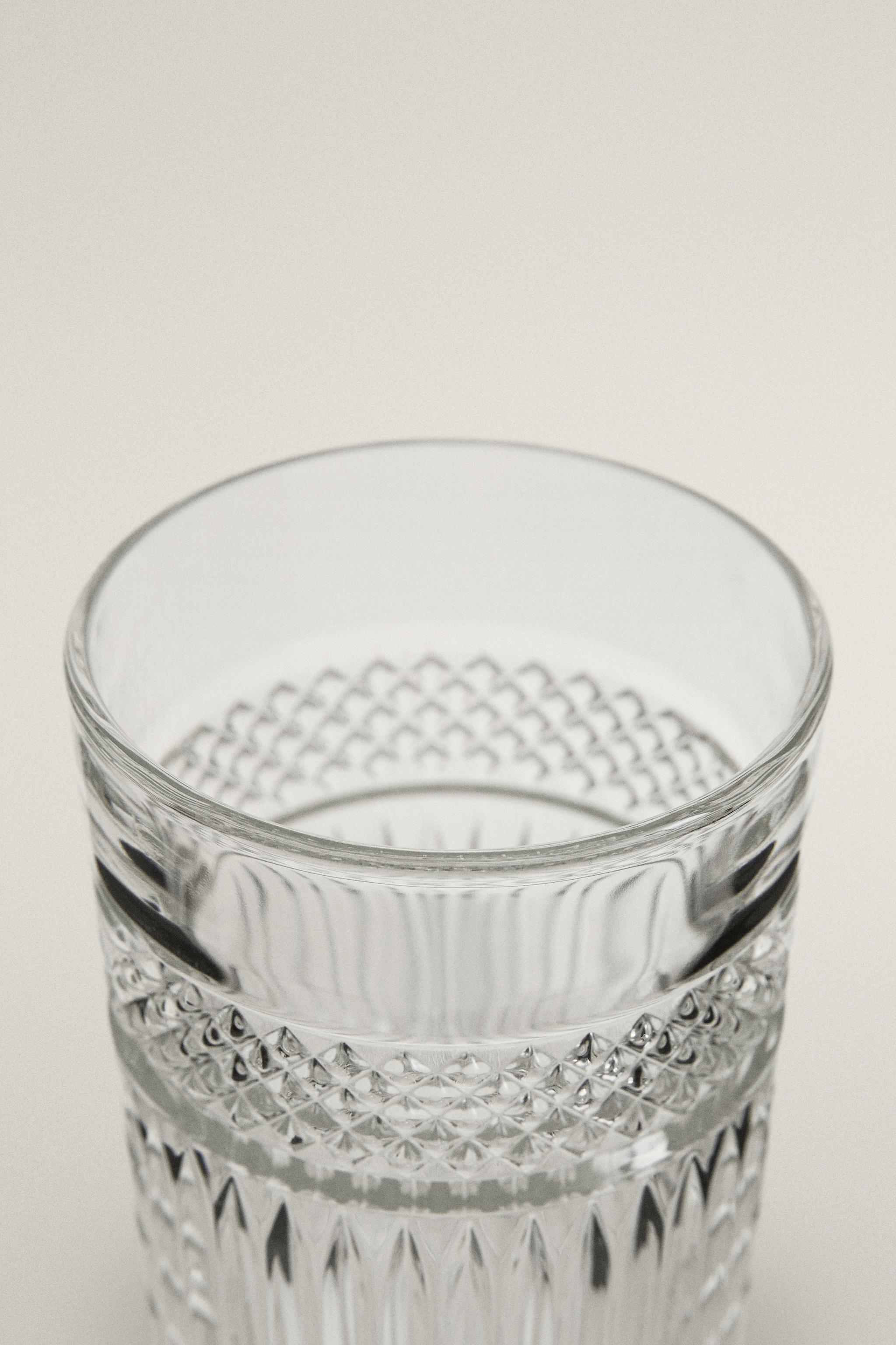 GLASS SOFT DRINK TUMBLER WITH RAISED DESIGN